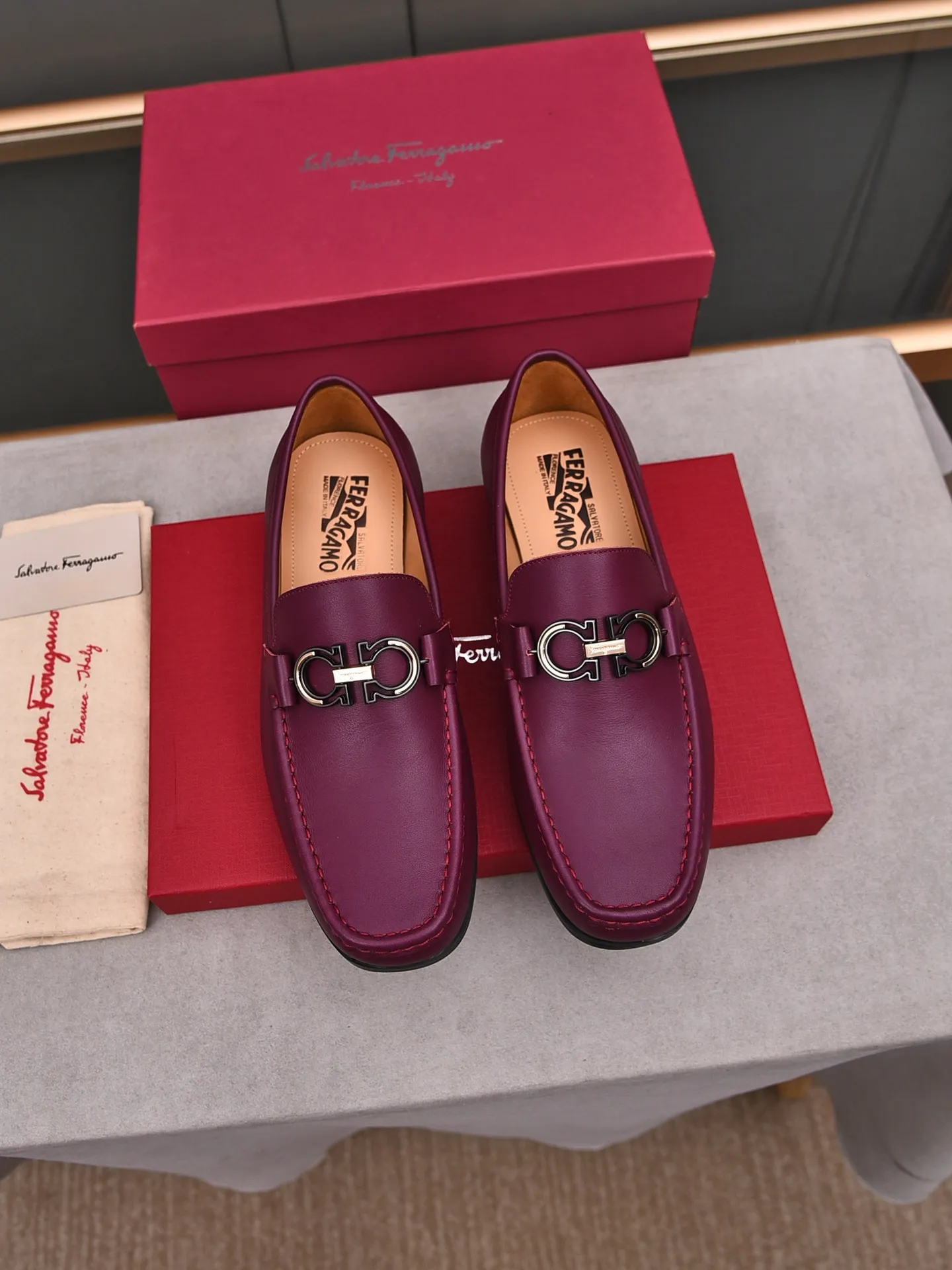 Factory: 250 [Original running volume quality] Brand: Ferragamo (Ferragamo) Size: Men's size 38/44 (45 can be customized) Grade: Same style as the official website High-end quality men's shoes Material: Original first-layer calfskin Water-dyed cowhide lining Original outsole Style category: Men's fashion formal business casual leather shoes Slip-on men's shoes high-top series Young fashion European and American trends British style Casual matching Comfortable feet